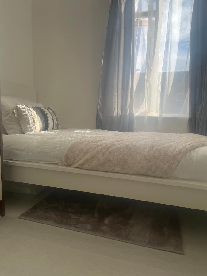 Home Sweet Home In Rg1 With Free Parking Reading Dış mekan fotoğraf